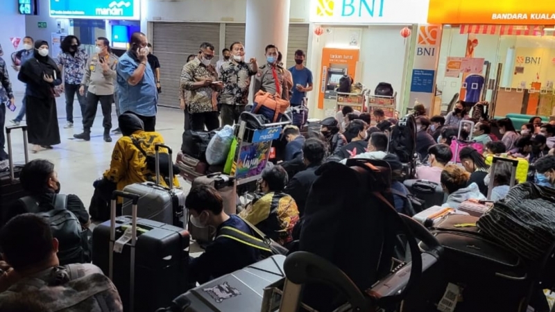 Petugas Amankan Ratusan Pekerja Migran di Kualanamu