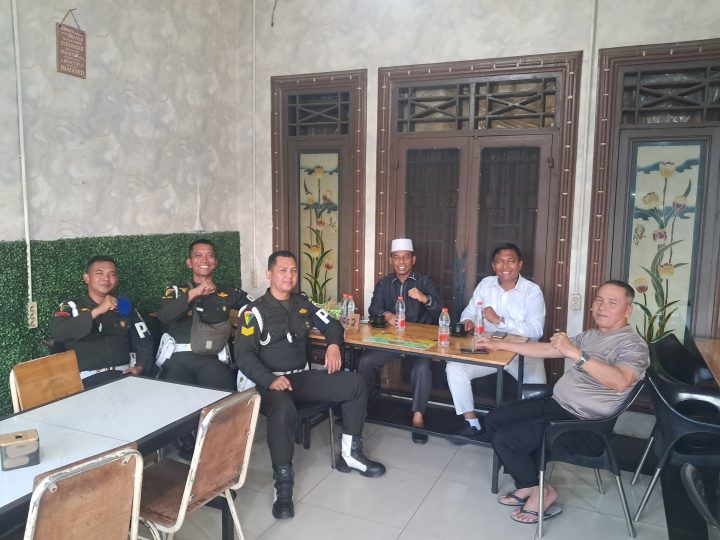 Ngopi Bareng Dansub Denpom I/5-1 Belawan Bersama Kapolsek Belawan dan Tokoh Masyarakat, Bahas Program Kedamaian Masyarakat