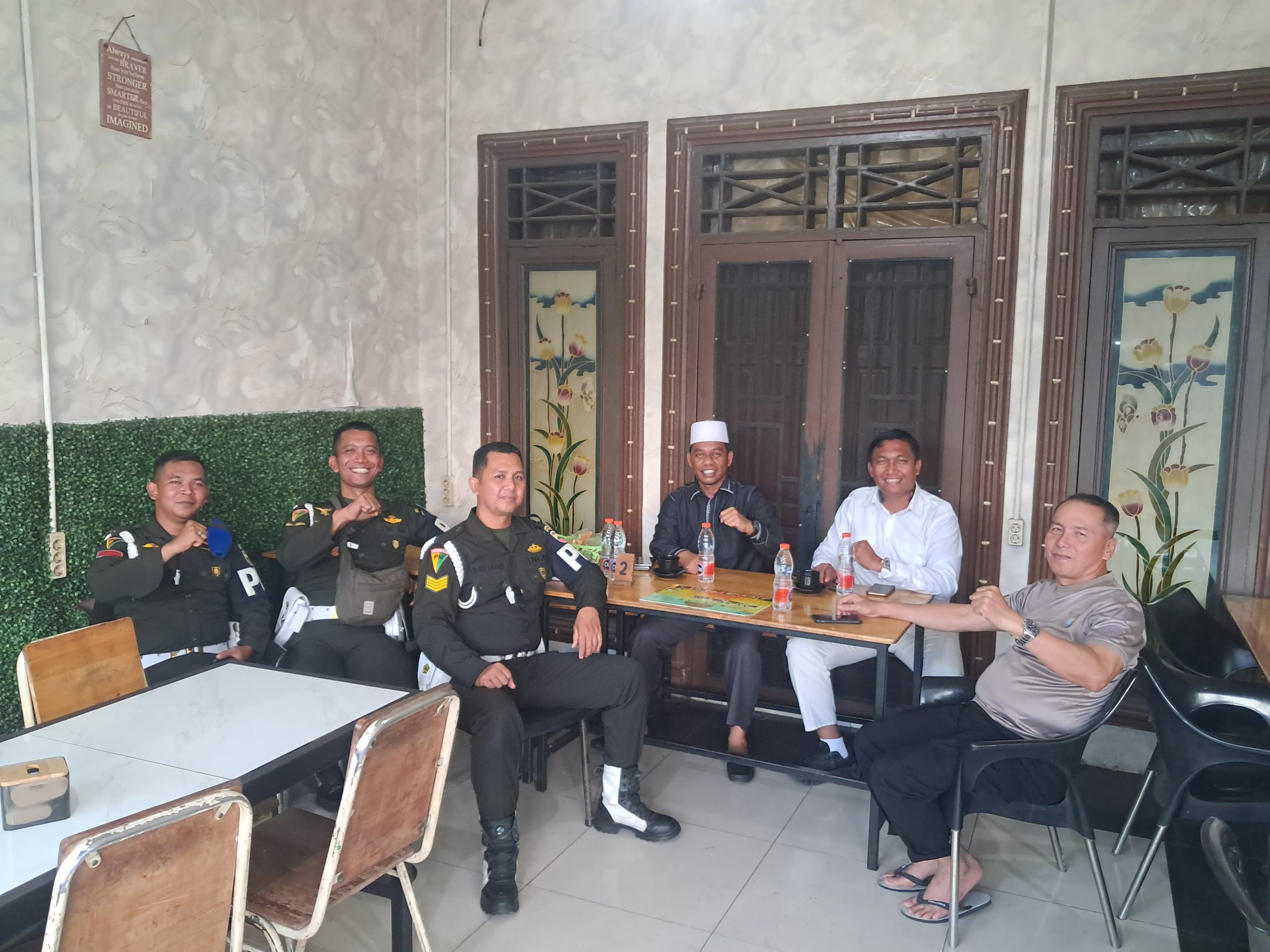 Ngopi Bareng Dansub Denpom I/5-1 Belawan Bersama Kapolsek Belawan dan Tokoh Masyarakat, Bahas Program Kedamaian Masyarakat